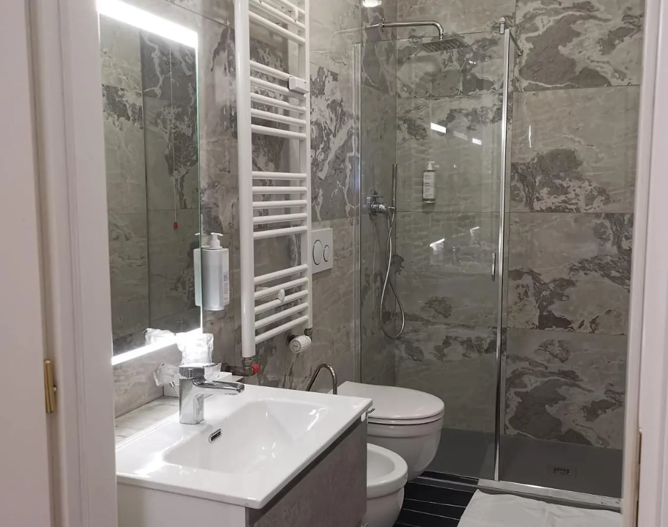 Guest house Guesthouse Central Station Group - Via Sammartini 15 Milan Italy