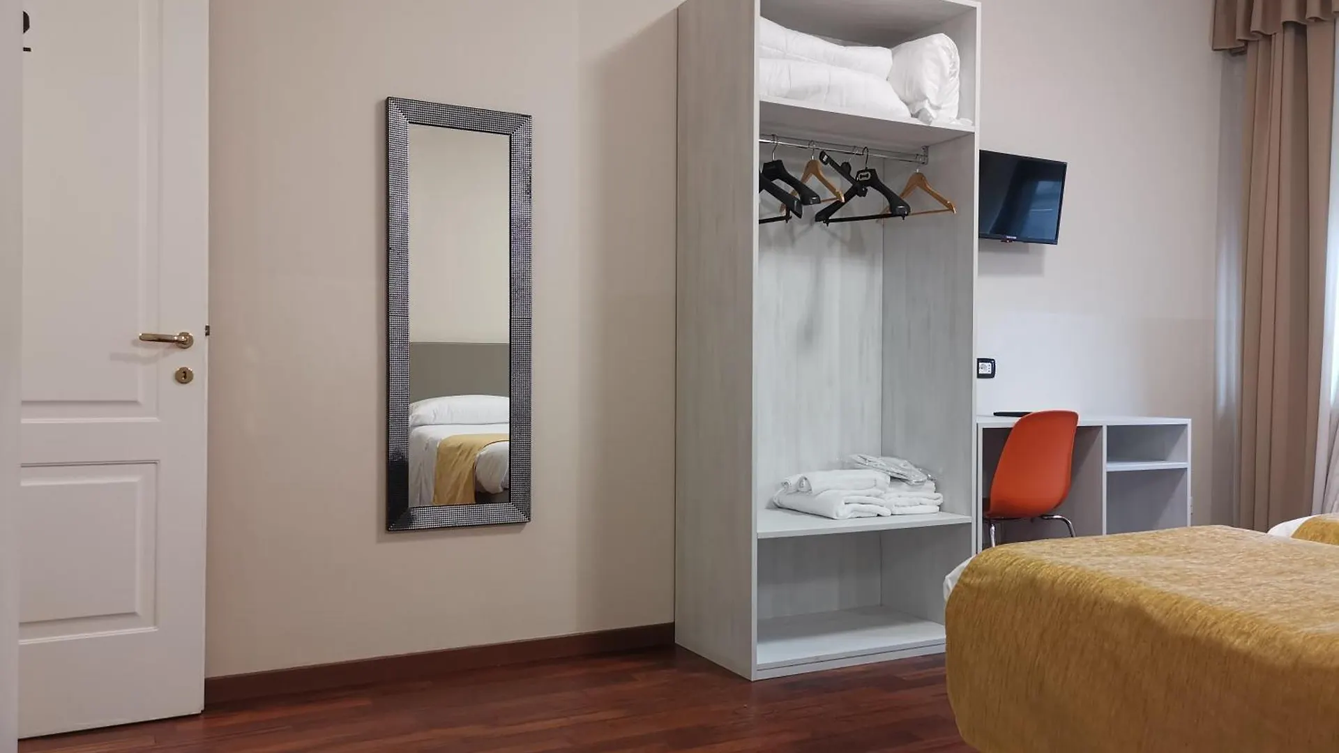 Guest house Guesthouse Central Station Group - Via Sammartini 15 Milan
